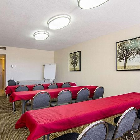 Quality Inn & Suites Denver Stapleton エクステリア 写真