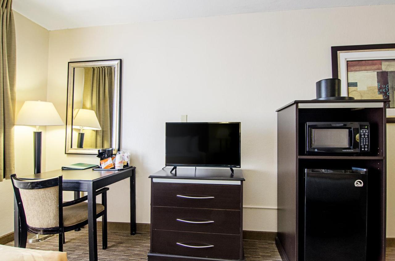 Quality Inn & Suites Denver Stapleton エクステリア 写真