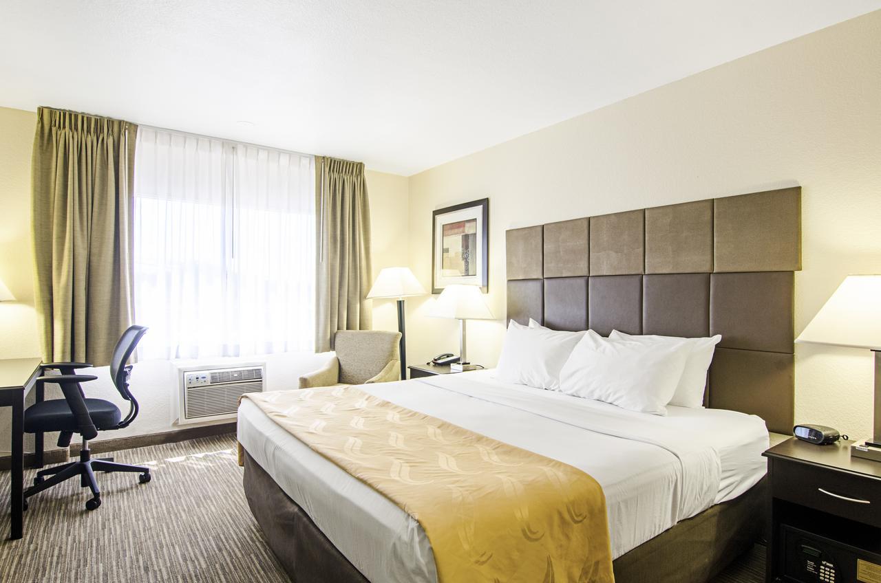 Quality Inn & Suites Denver Stapleton エクステリア 写真