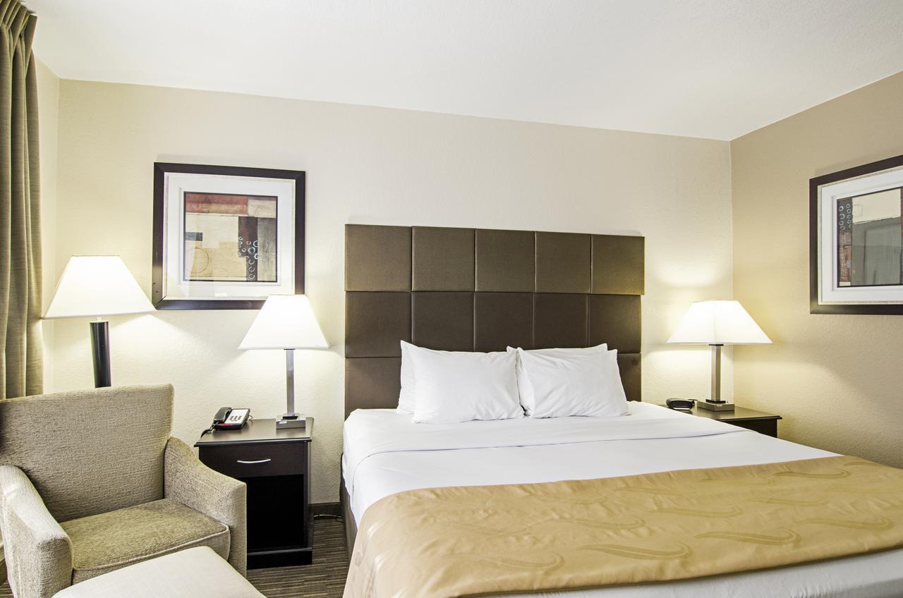 Quality Inn & Suites Denver Stapleton エクステリア 写真