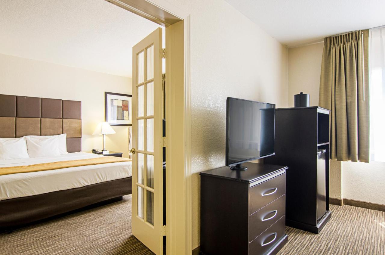 Quality Inn & Suites Denver Stapleton エクステリア 写真