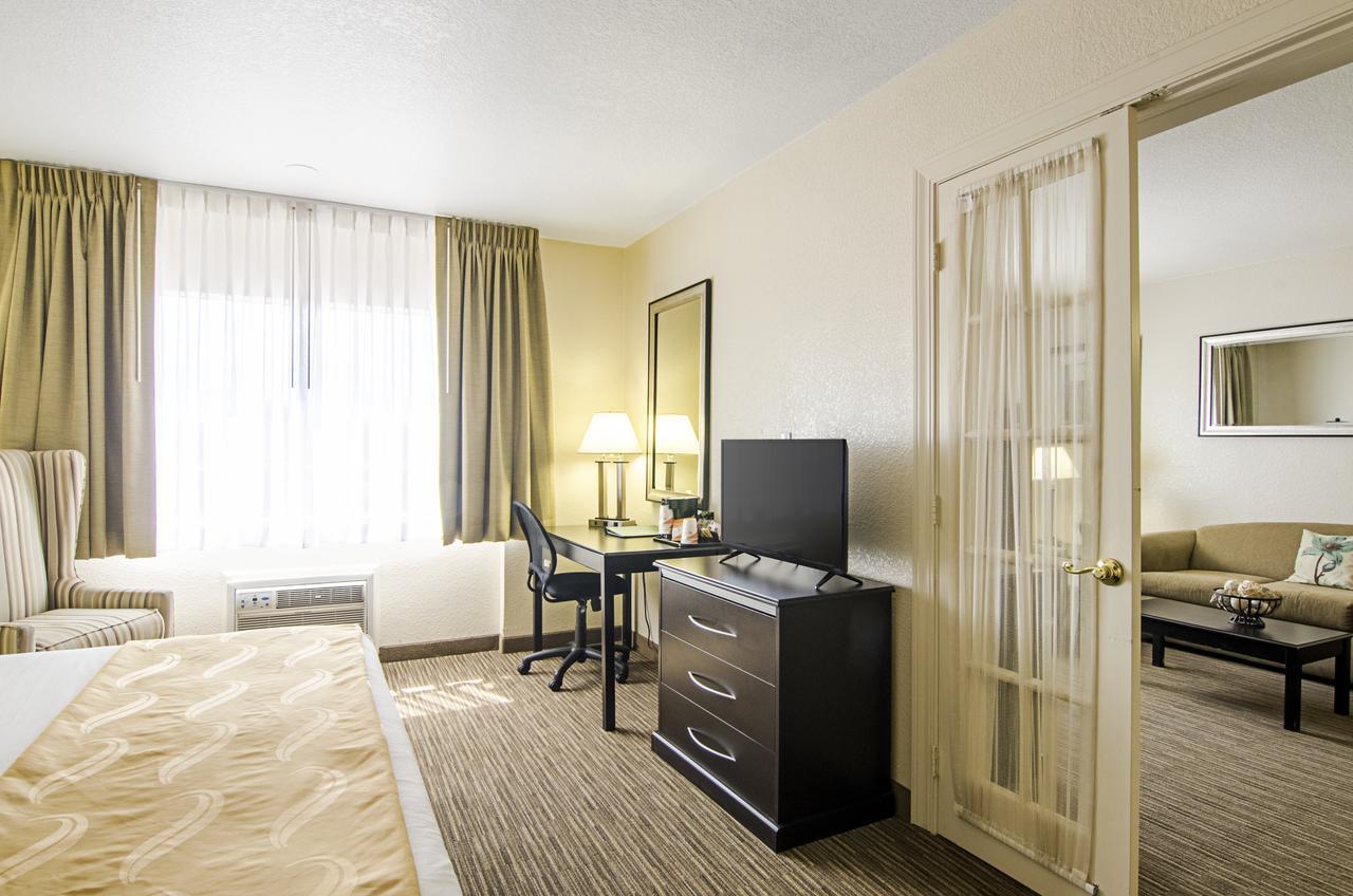 Quality Inn & Suites Denver Stapleton エクステリア 写真