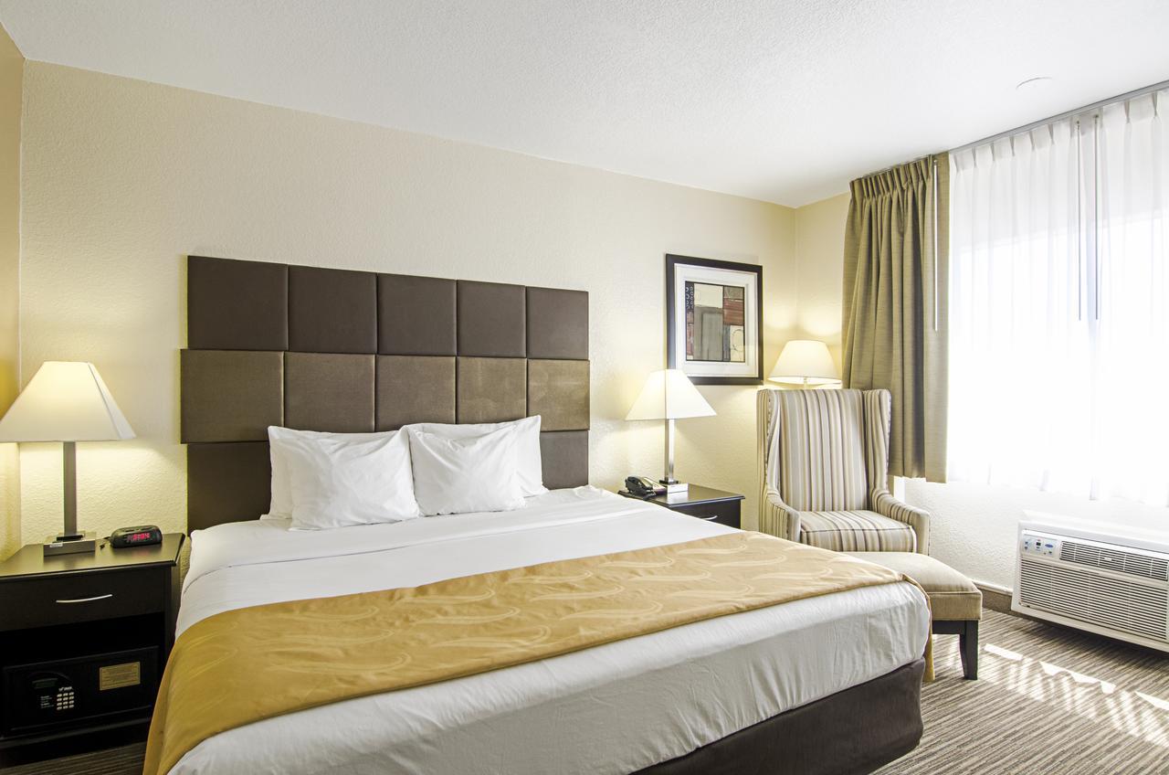 Quality Inn & Suites Denver Stapleton エクステリア 写真