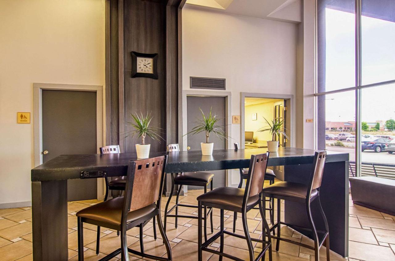 Quality Inn & Suites Denver Stapleton エクステリア 写真