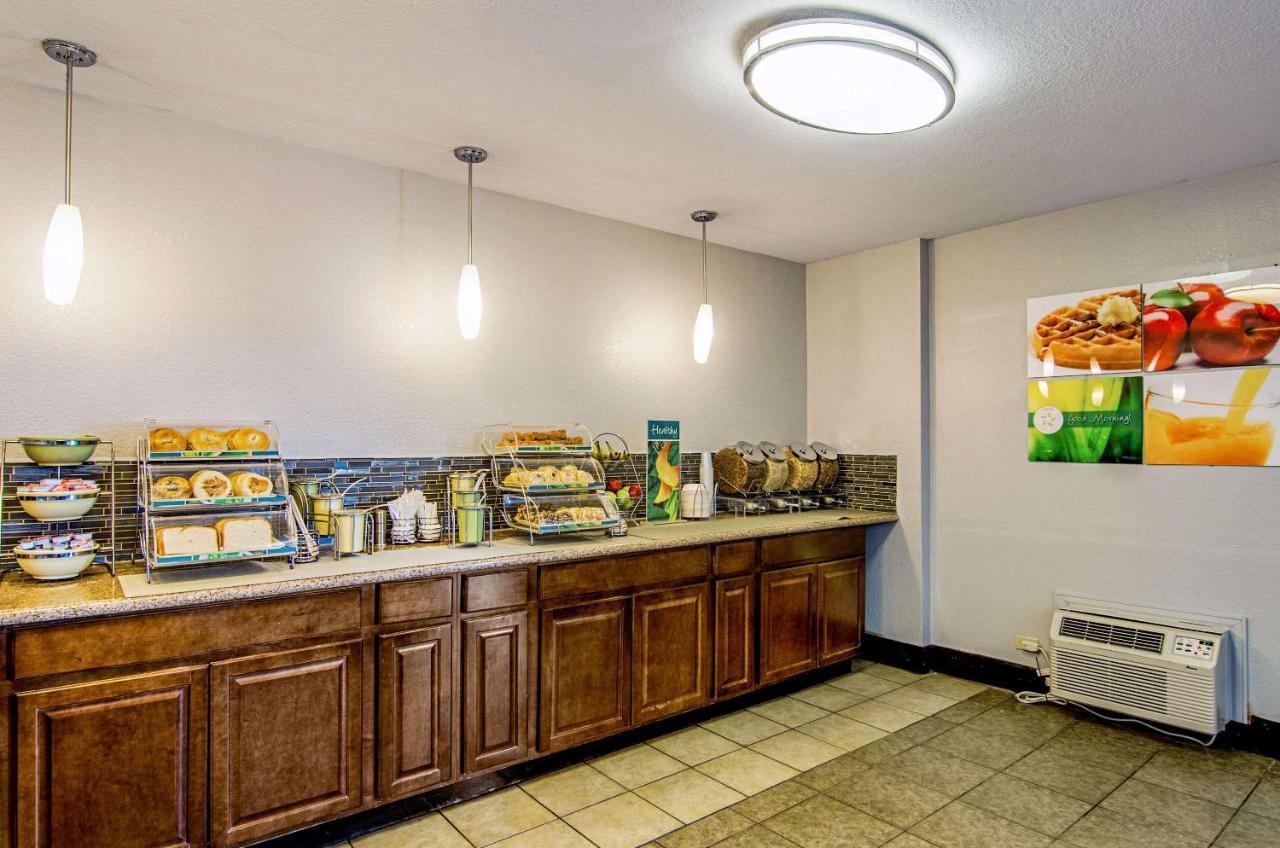 Quality Inn & Suites Denver Stapleton エクステリア 写真