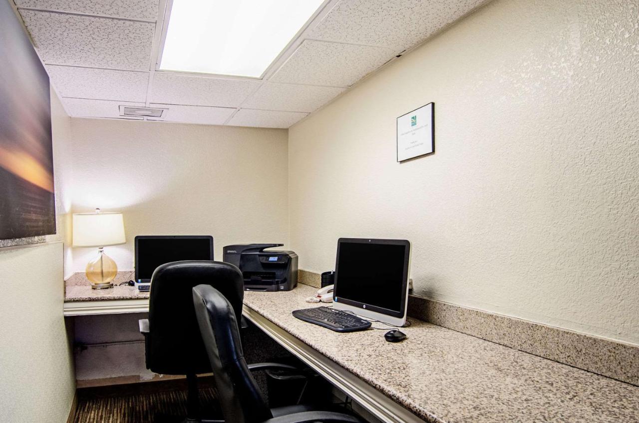 Quality Inn & Suites Denver Stapleton エクステリア 写真