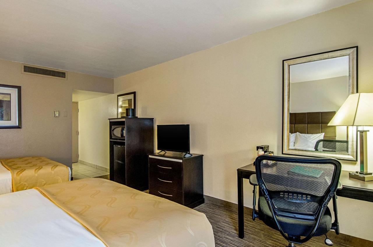 Quality Inn & Suites Denver Stapleton エクステリア 写真