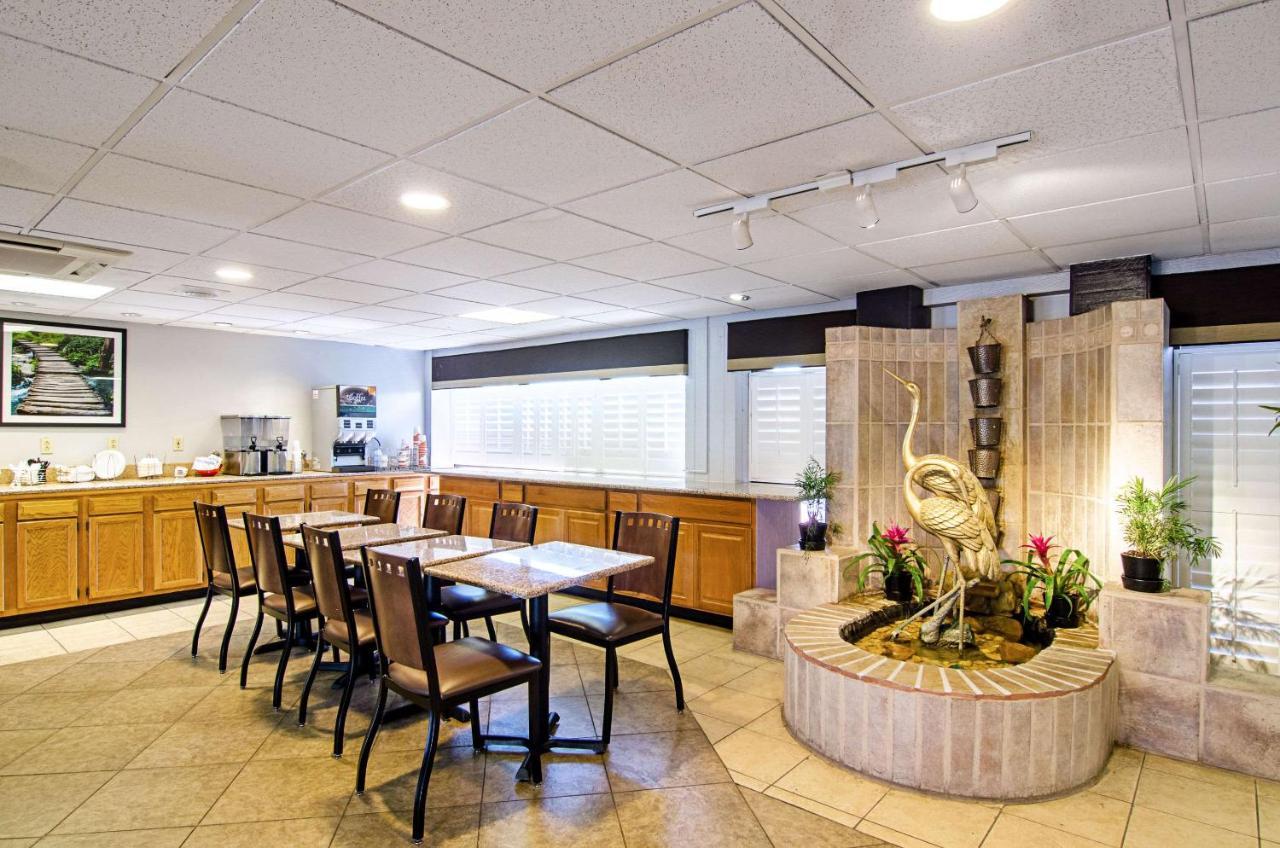 Quality Inn & Suites Denver Stapleton エクステリア 写真