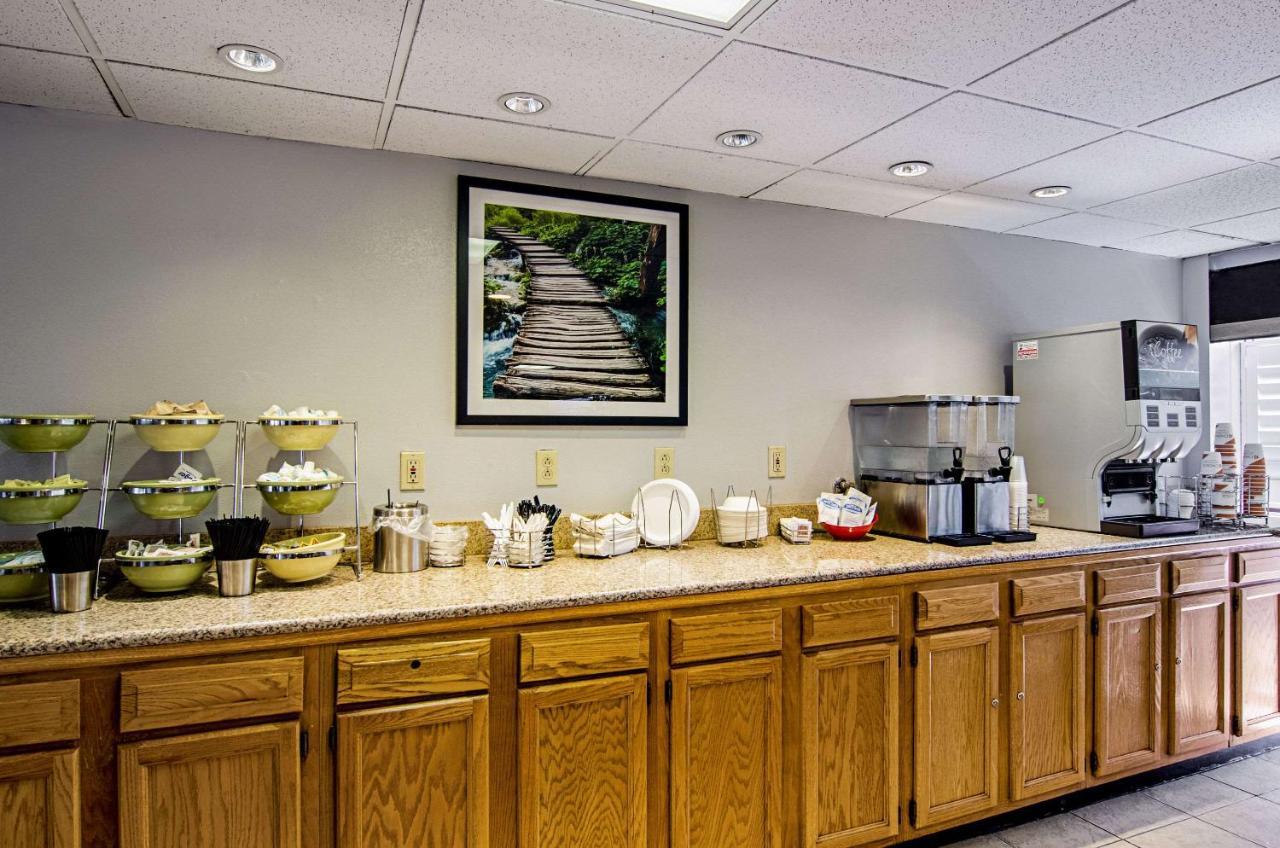 Quality Inn & Suites Denver Stapleton エクステリア 写真