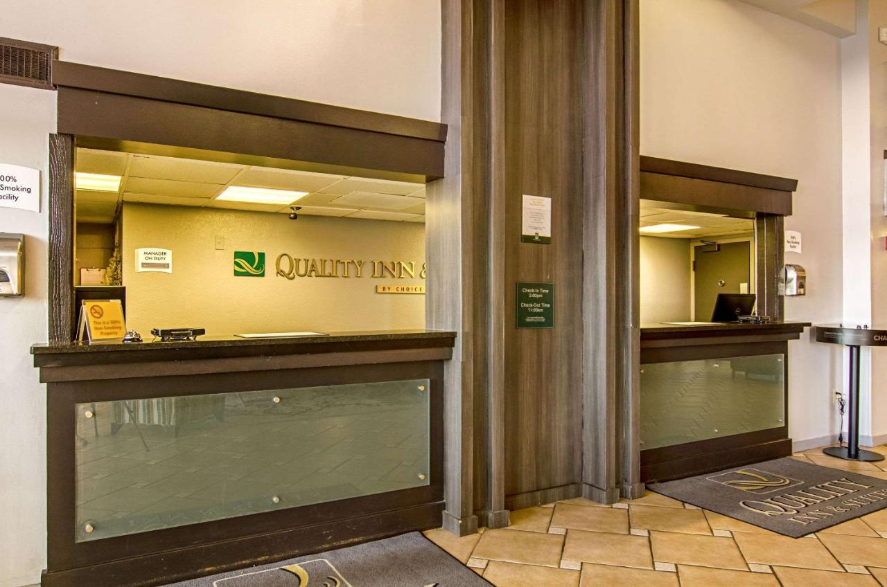 Quality Inn & Suites Denver Stapleton エクステリア 写真
