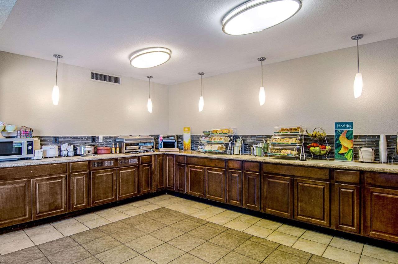Quality Inn & Suites Denver Stapleton エクステリア 写真