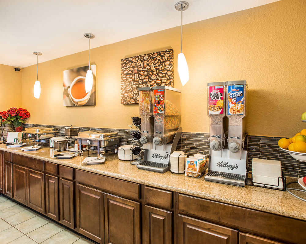 Quality Inn & Suites Denver Stapleton エクステリア 写真